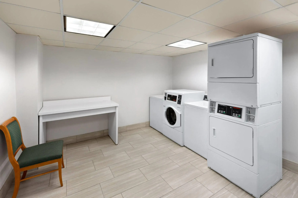 La Quinta Inn & Suites by Wyndham Houston Bush IAH South