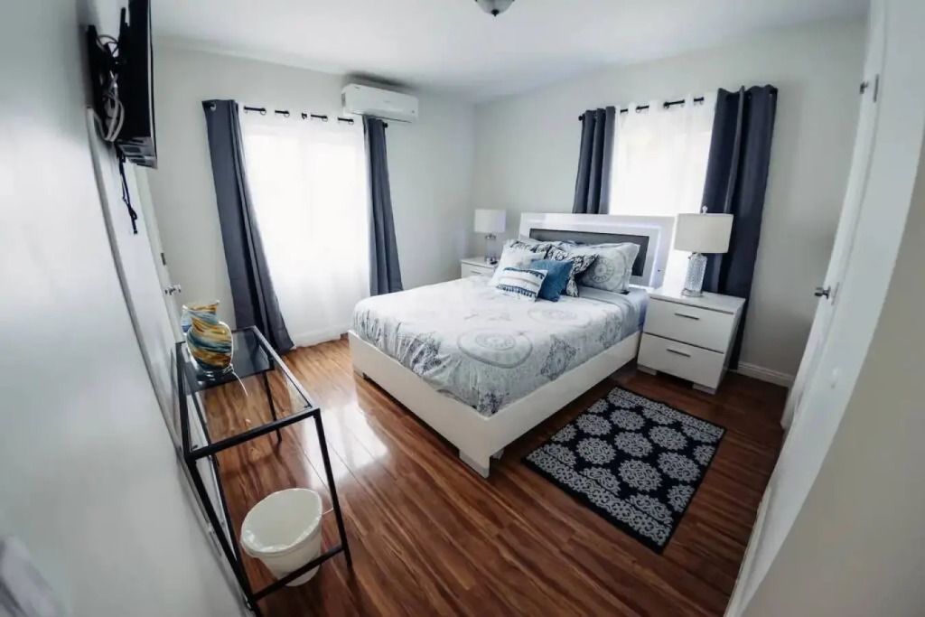 CHARMING 2-BEDROOM BUNGALOW HOME IN GLENDALE  (p4)