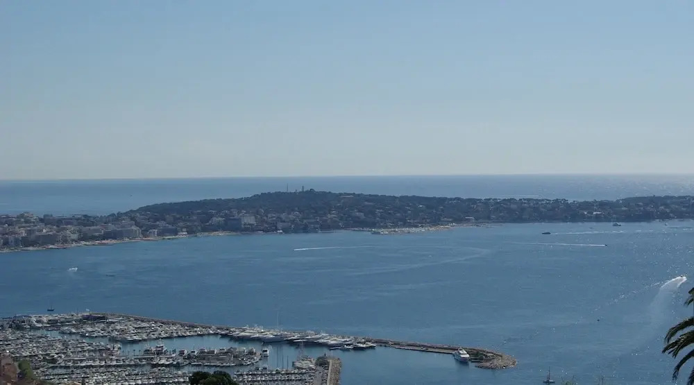 Cannes-SuperCannes-GolfeJuan--VILLA ALAMP--Vue mer exceptionnelle méditerranée et Cap dAntibes--4 à 6 chambres--6 SDB--7 WC--Piscine sans vis à vis--Superbe rooftop panoramique--Terrasses--Cuisine américaine--Grand Living 100m2--Courts séjours possibles