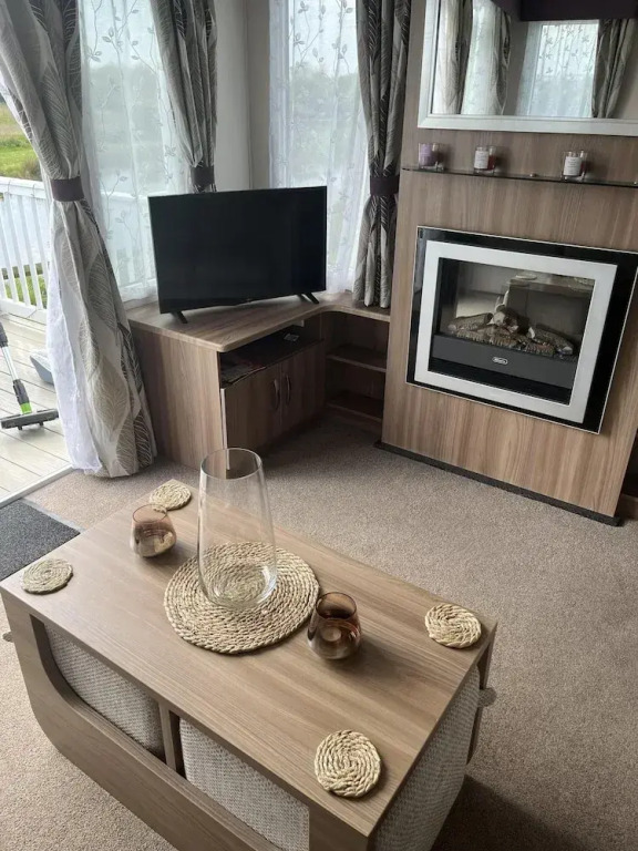 Tranquil Waterside Lodge in Tunstall
