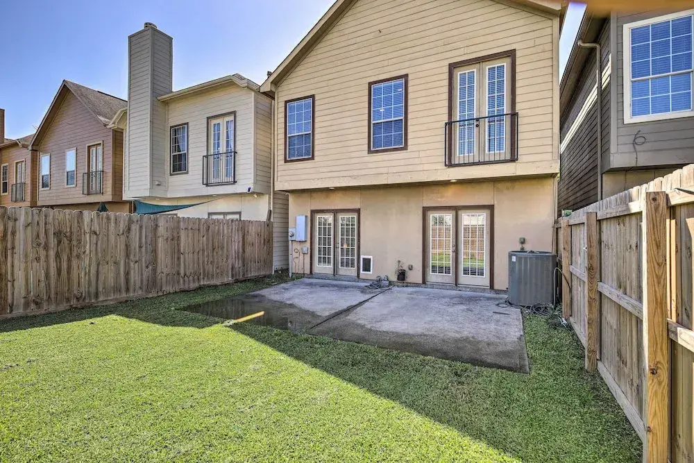 Pet-friendly Houston Home - 3 Mi to NRG Stadium!
