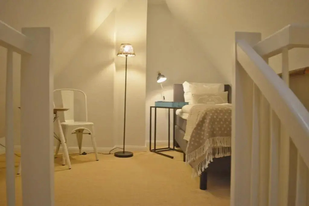 Morderne 3-Zimmerwohnung in einer Hausscheibe unter Reet
