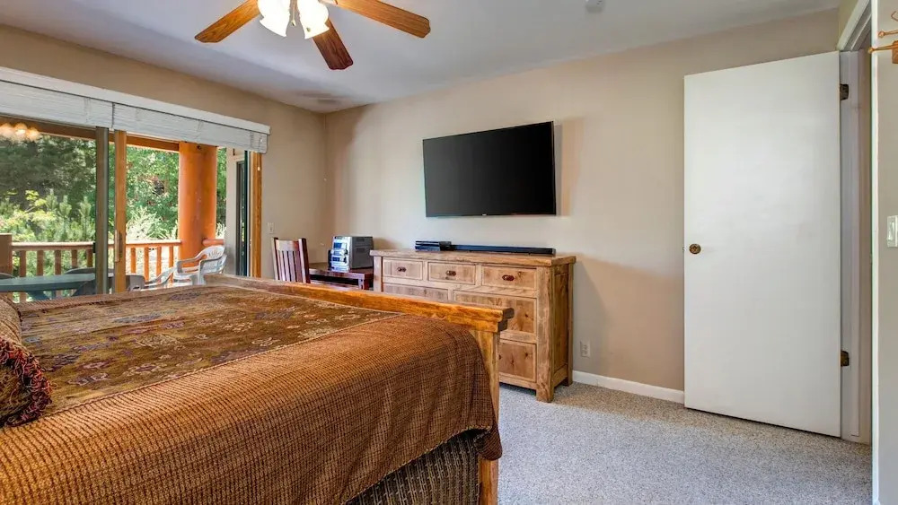 Ski in out 2 BDR Condo in the Heart of the Action