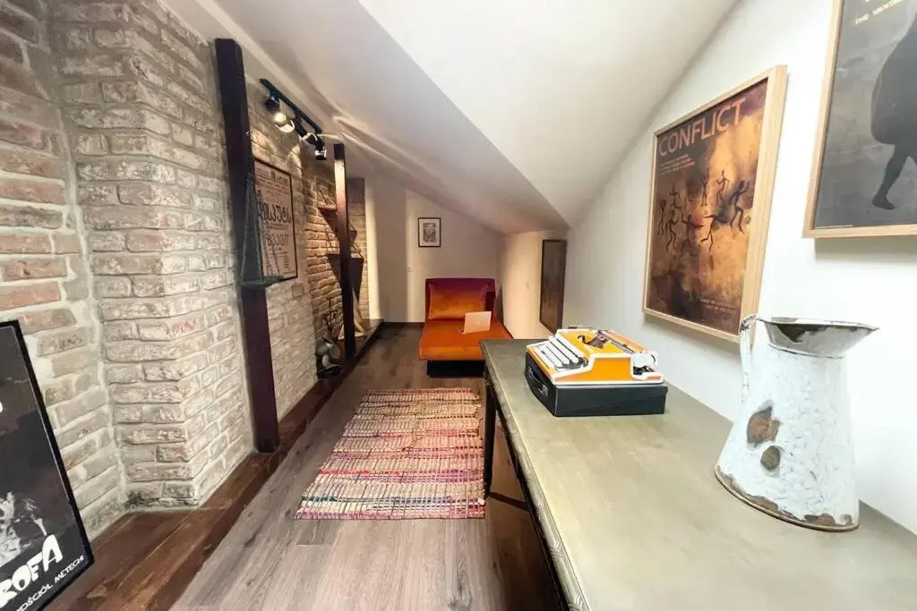 Writer's Loft w/ workspace-get inspired by comfort