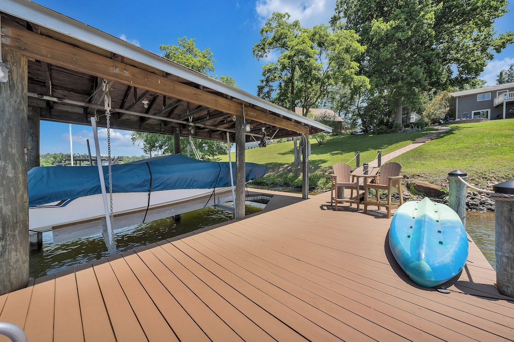 Lakeside Sunsets - Private Dock, Hot Tub & Firepit