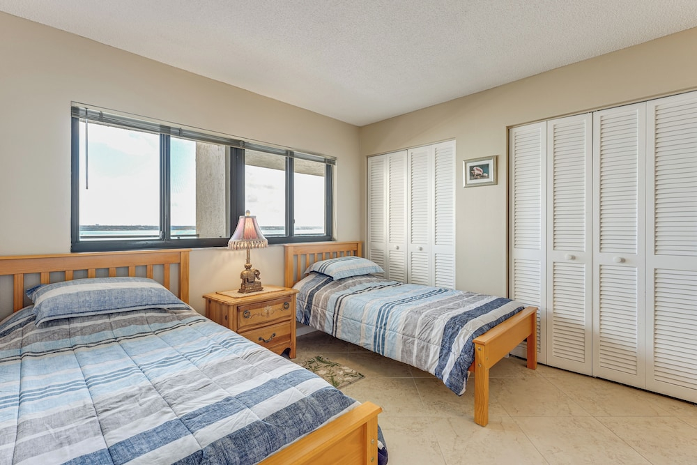 Walk to Sand Key! 11th-floor Clearwater Beach Gem