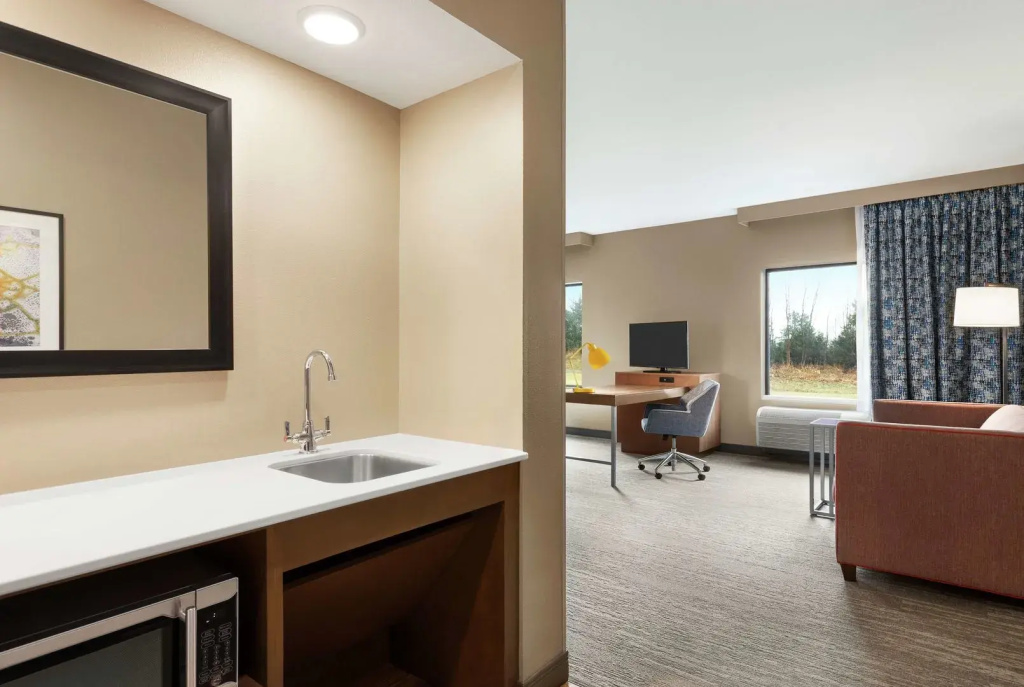Hampton Inn & Suites Overland Park South