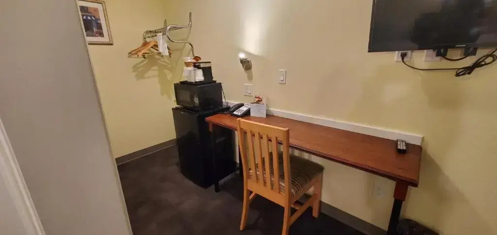 Econo Lodge Inn & Suites
