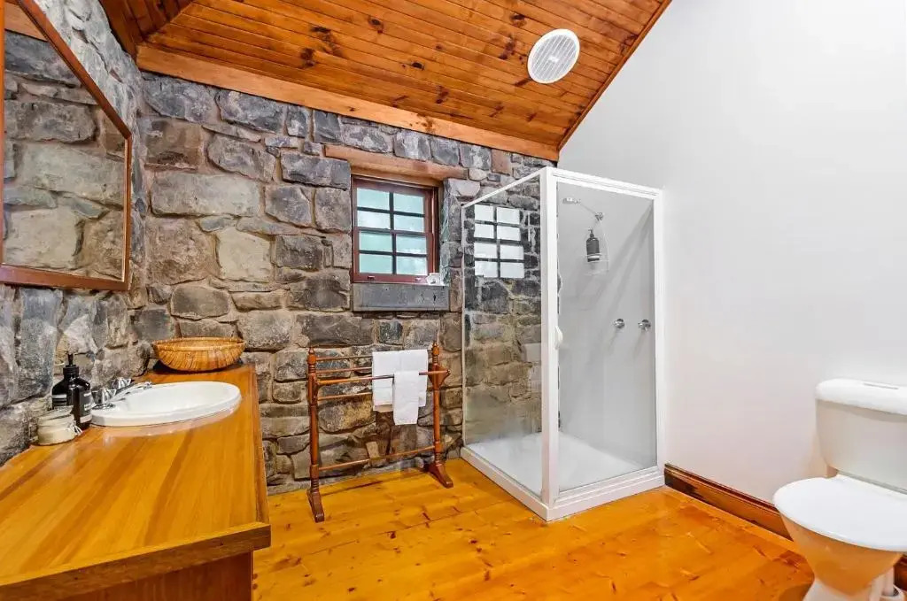 Breakfast Creek Cottage - Central bluestone cottage