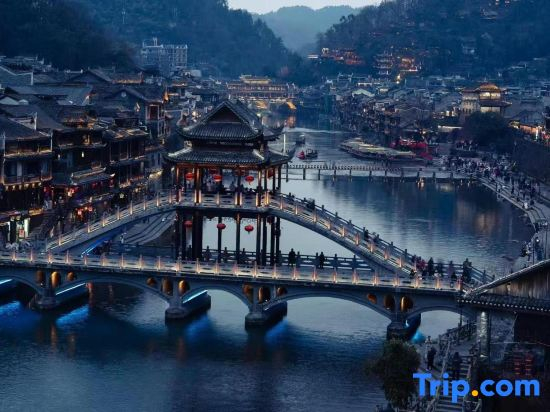 Qingshanjian Riverside Stilt House Inn (Phoenix Ancient Town - Hongqiao North Gate Pier Branch