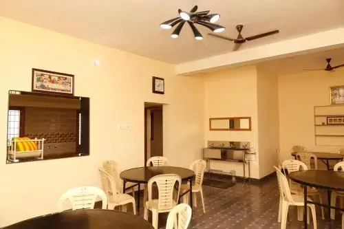 Dee Dee Ladies Hostel