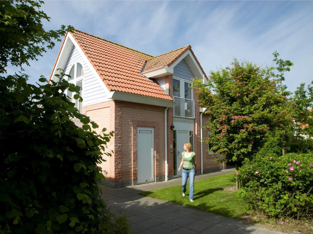 Detached Well-kept Villa With Garden, Near the Beach