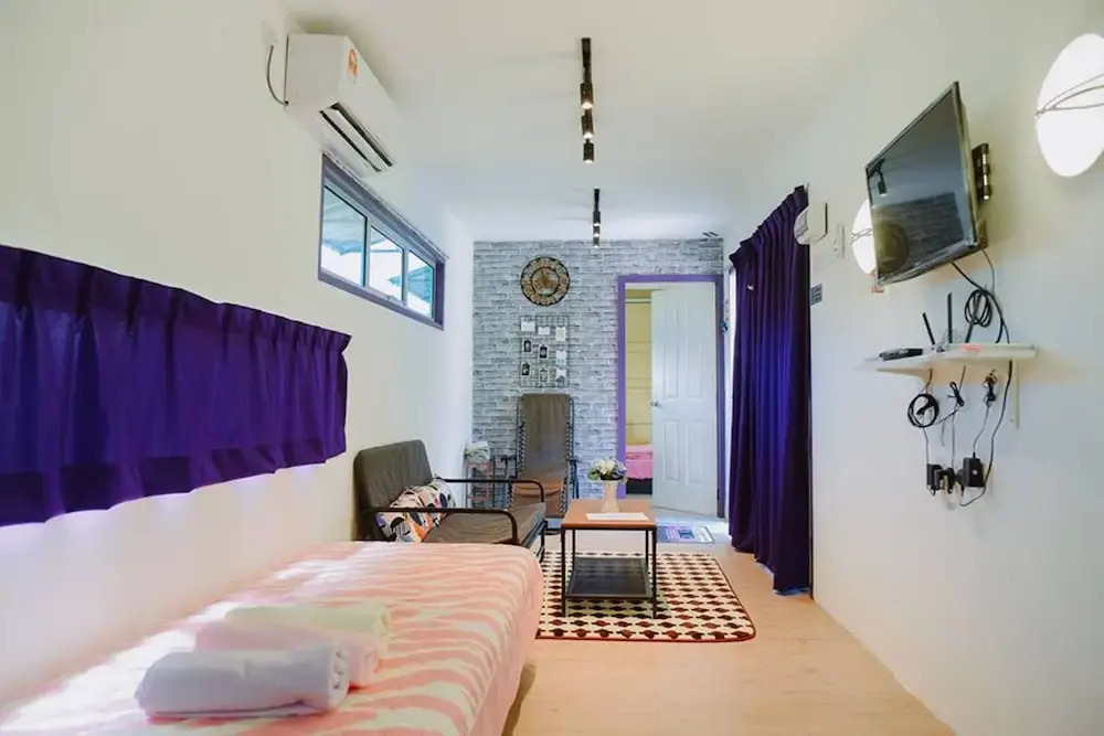 Yellow Cube at Lumut Cube Homestay Kontena