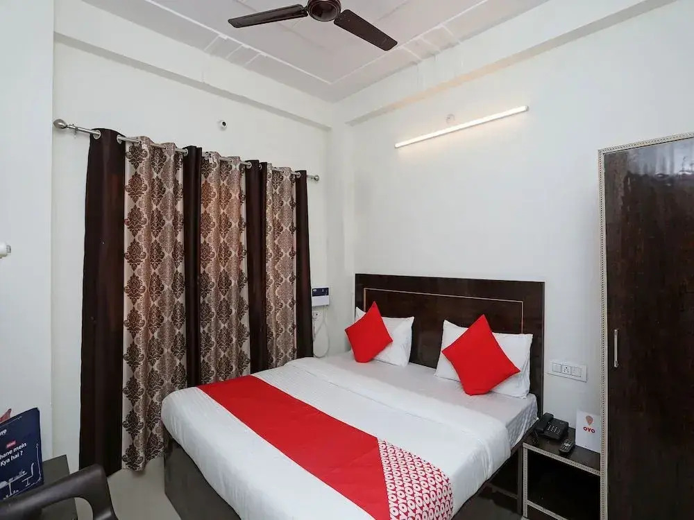 OYO 16815 Hotel Suresha