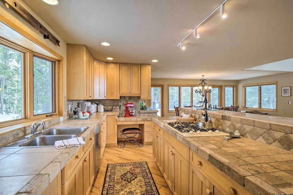 Grand Fraser Escape w/ Private Deck & Hot Tub
