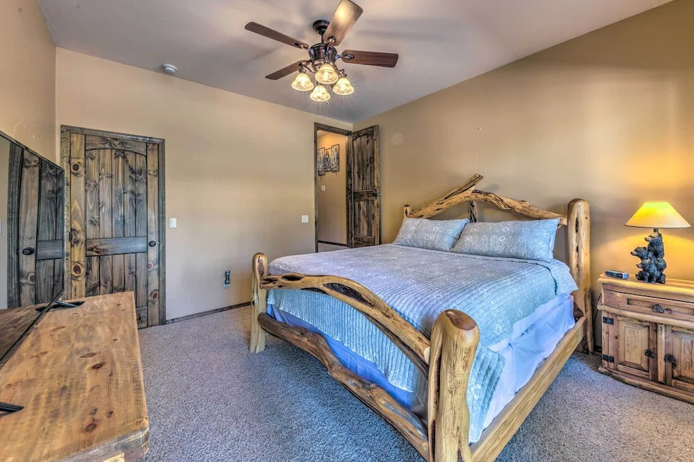 Quiet Ruidoso Cabin w/ Deck & Private Hot Tub