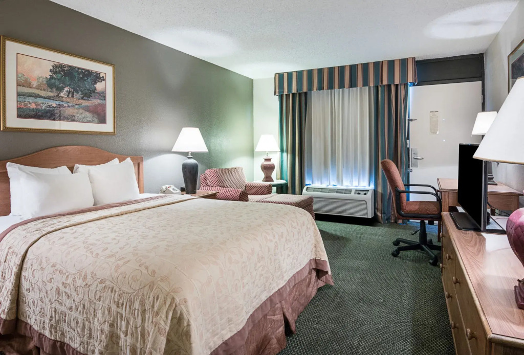 Rodeway Inn & Suites and Conference Center
