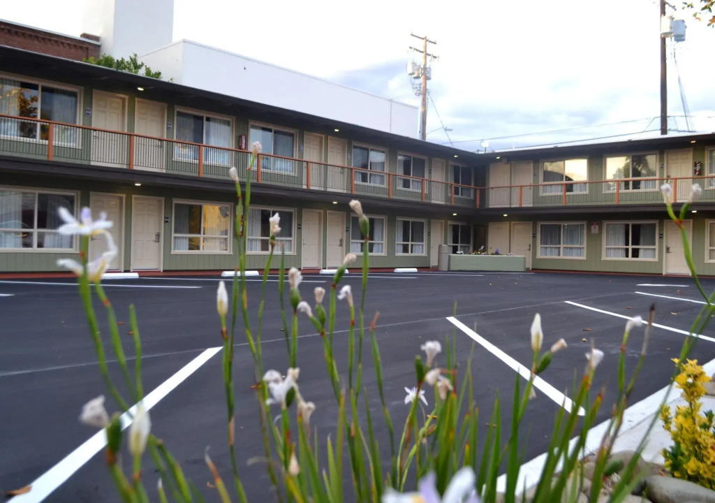 Thunderbird Lodge