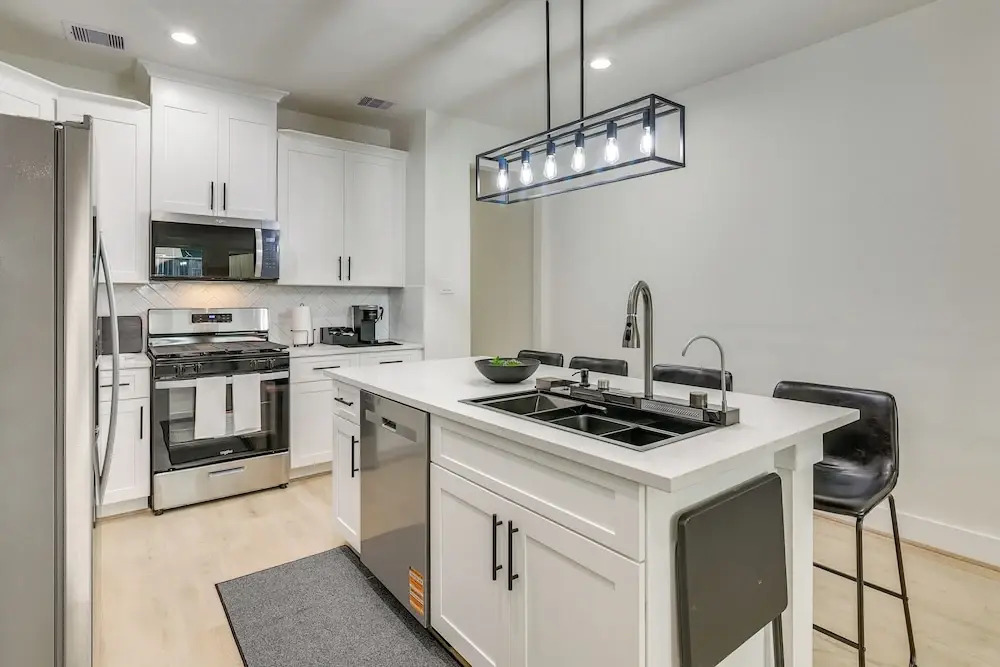 Walkable E Downtown Houston Townhome: Pet-friendly