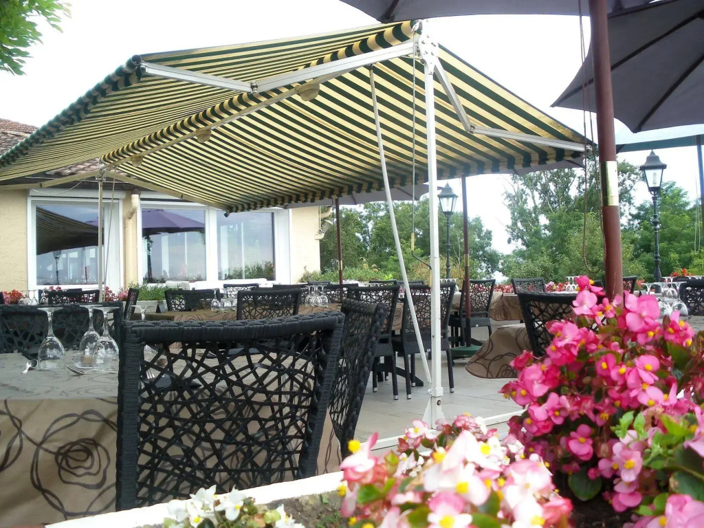 Logis Hôtel & Restaurant Aux Tauzins