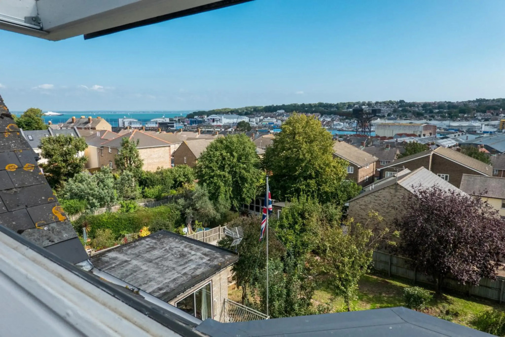 Trent Tops 3-bed penthouse apartment in West Cowes