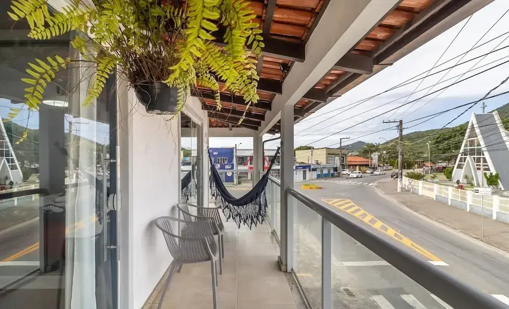 Apt w/ Balcony, 3 Bedrooms Close to Beach Rsu3842