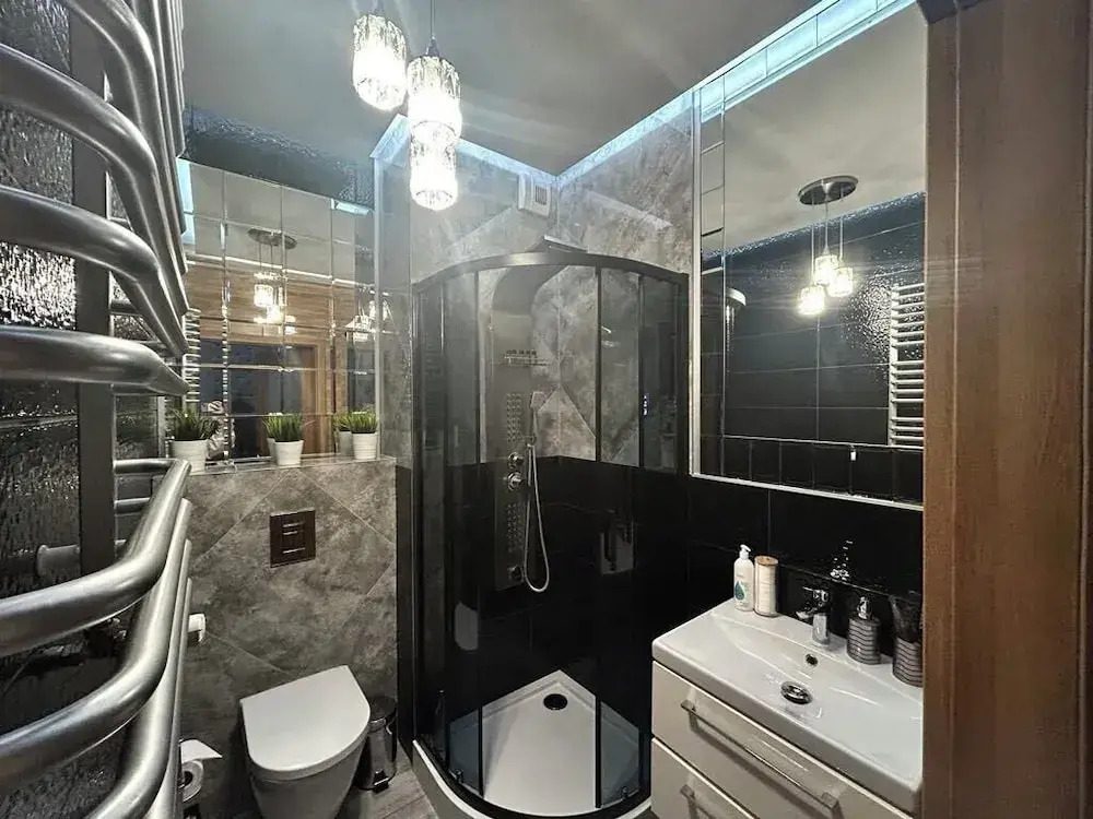 Glass House Hot Tub Apartments