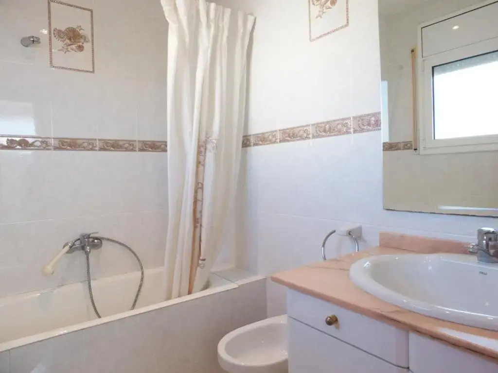 Villa Nerea with air conditioning & private swimming pool only 400m to the beach ideal for families
