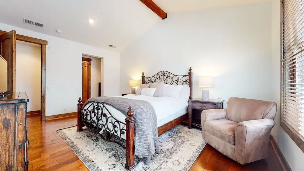 Snowcreek VI The Lodges 1130 Pet-Friendly, Beautiful and Spacious, Garage and Washer Dryer by RedAwning
