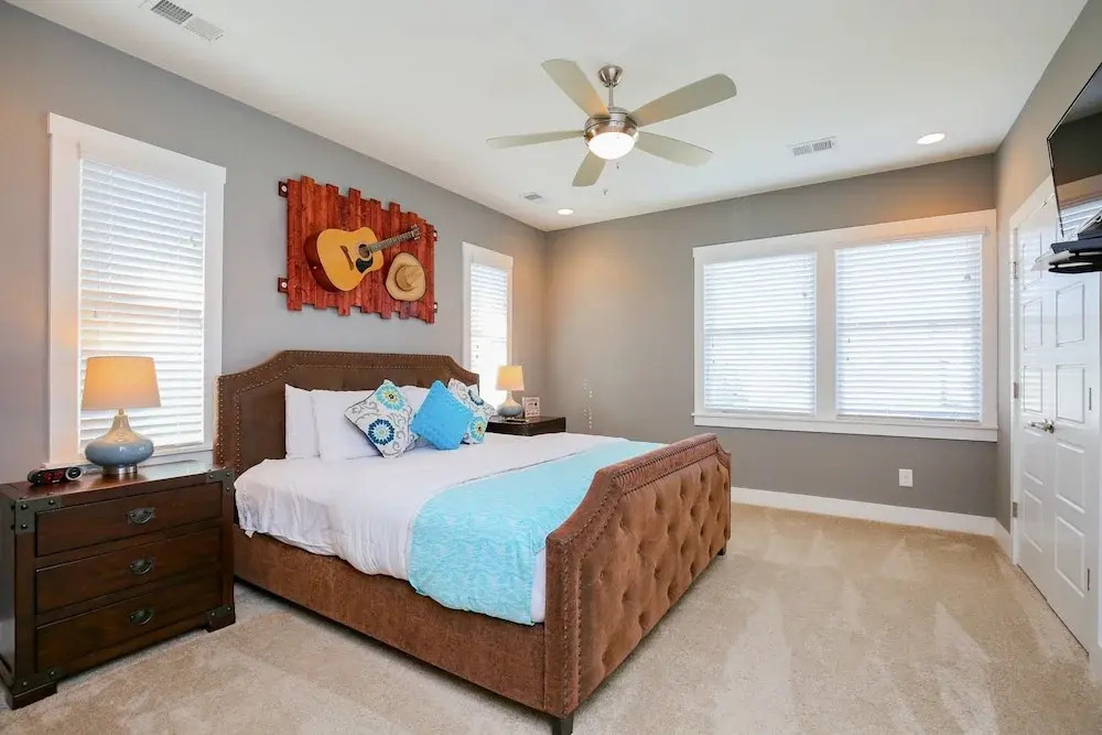 4BR/3BA Music Row House B by RedAwning