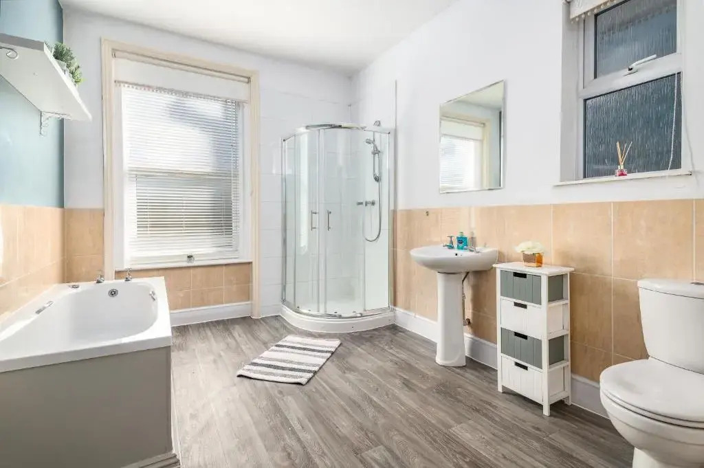 Large Contractor House in Great Location with FREE Parking - Staycation welcome by ComfyWorkers