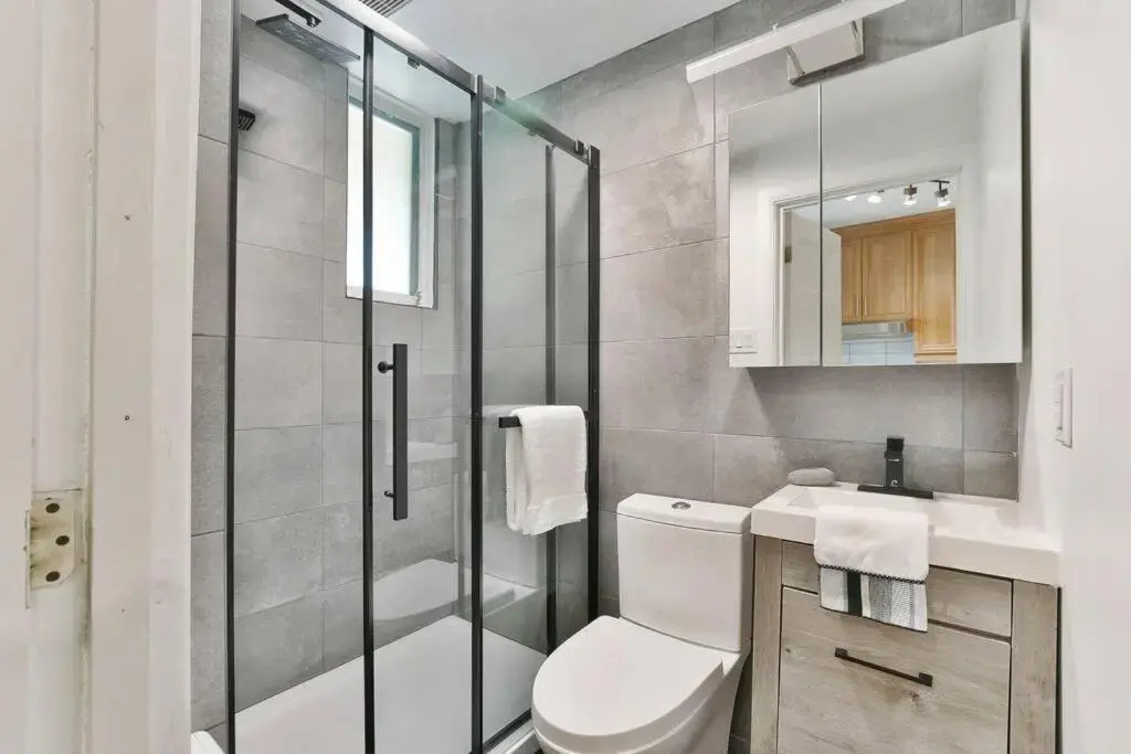 Lovely 1BR - 5mins from Laurier Metro