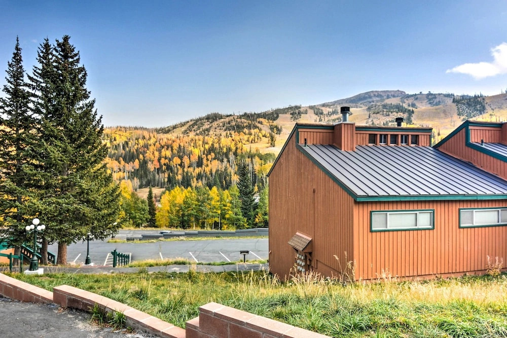 Cozy Studio w/ Fireplace ~ 1 Mi to Ski Resort