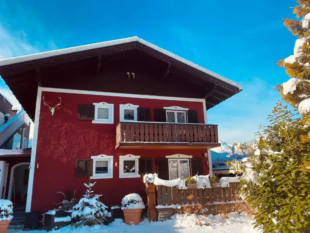 Chalet Austria, famous ski areas around us, 15 min to salzburg city, direct mountain view, up to 10 people