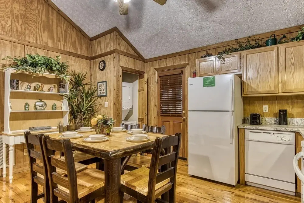 Er38r Grandpa's Getaway - Great Location- Close To Town 2 Bedroom Cabin by RedAwning