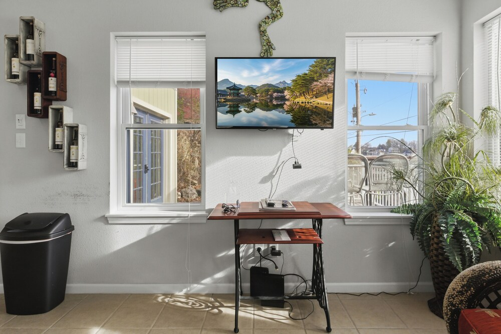 Charming Lakefront House Near Shorty Pants at 21mm