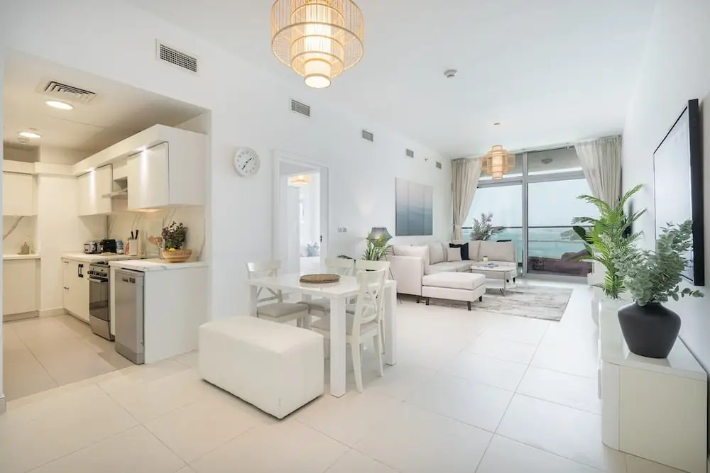 Peaceful and Airy 1-bedroom Apartment With the Palm Beach View