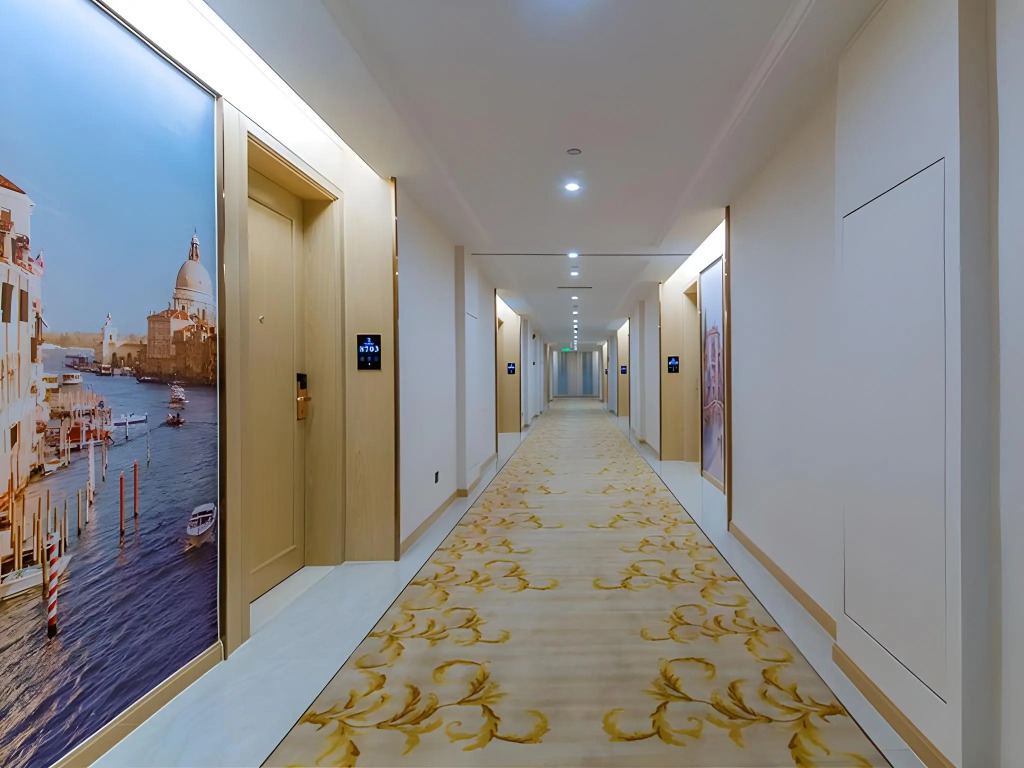 Vienna International Hotel (Huanggang Normal College Ruitian Plaza)