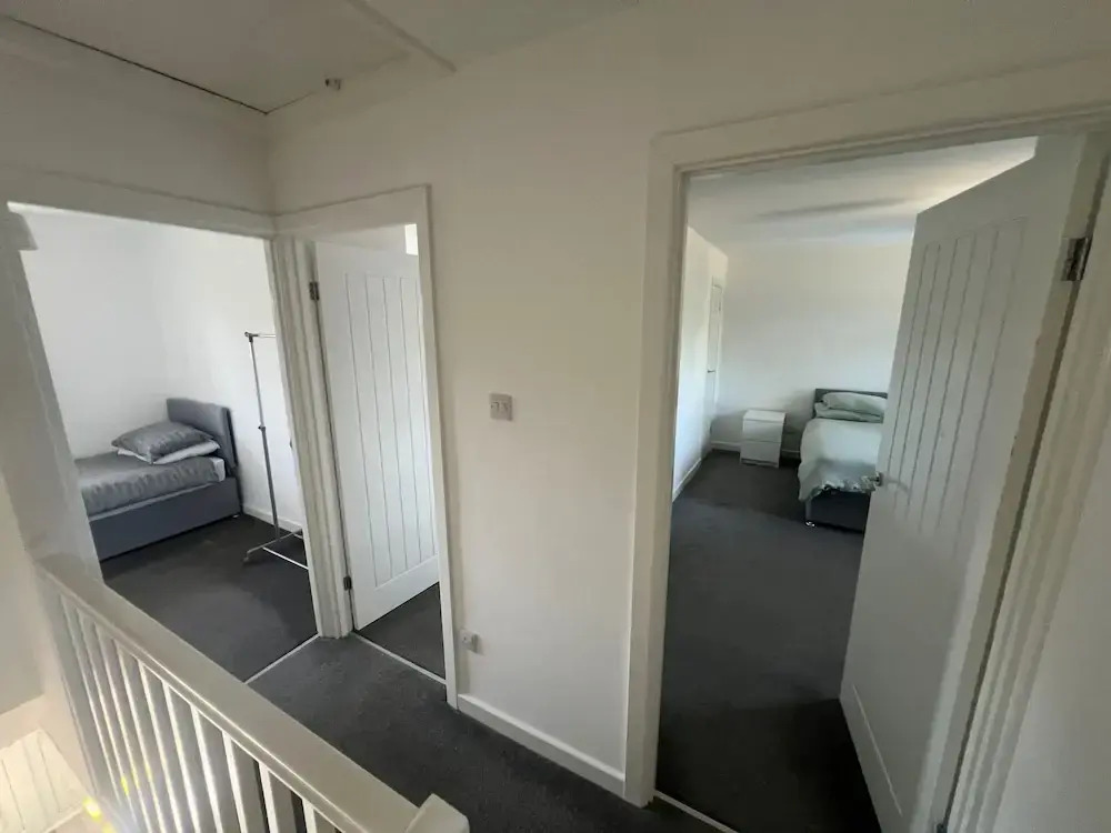 3 Bedroom House - Sleeps 6 & Free Parking