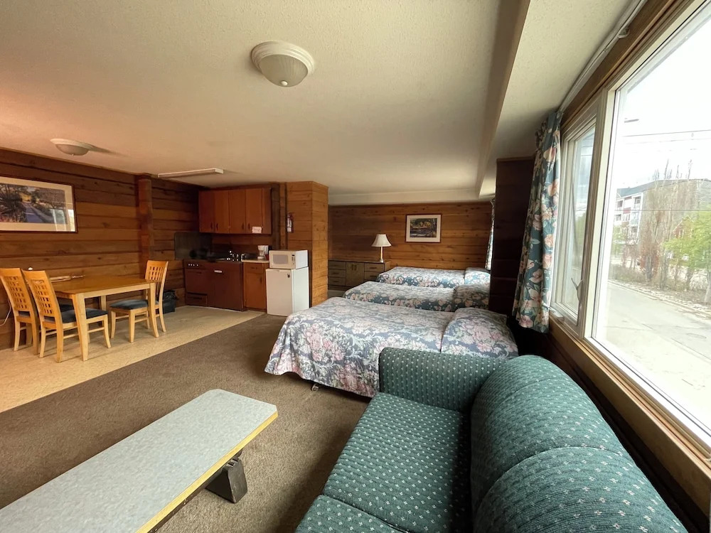 Raccoon Lodge Motel