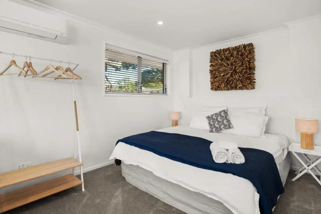 Entire Waterfront House - Boat Shed - 3 Kitchens