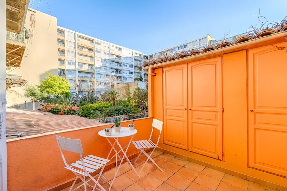 Large Air-conditioned One-room Apartment - Terrace