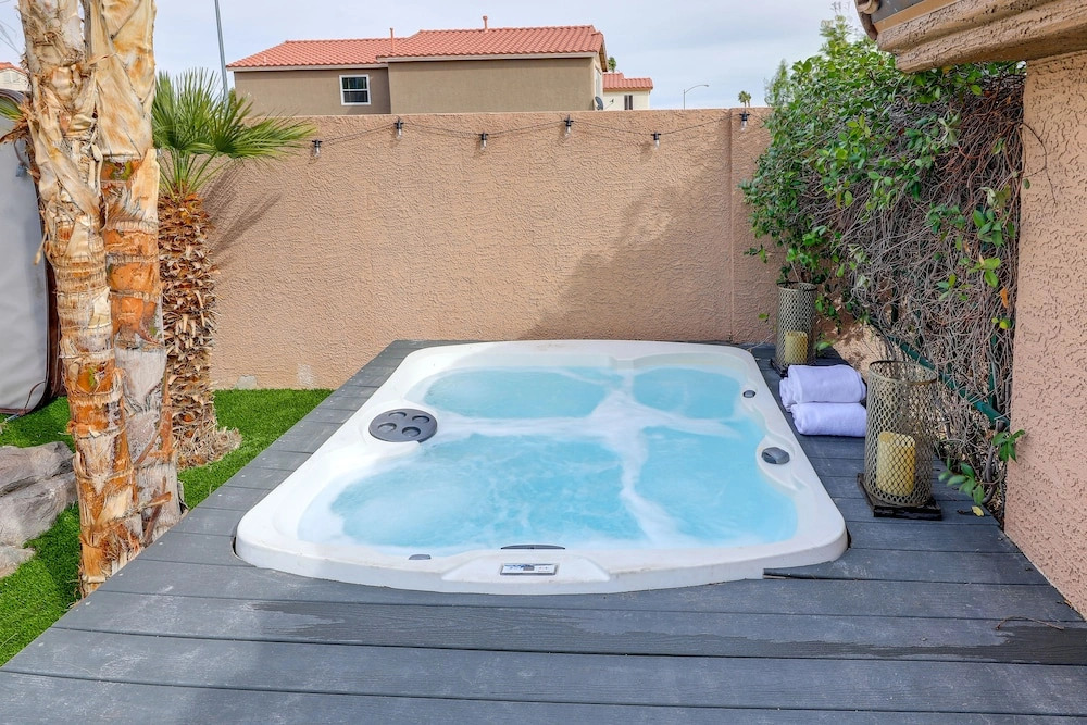 Large Las Vegas Home w/ Pool, Hot Tub + Game Room