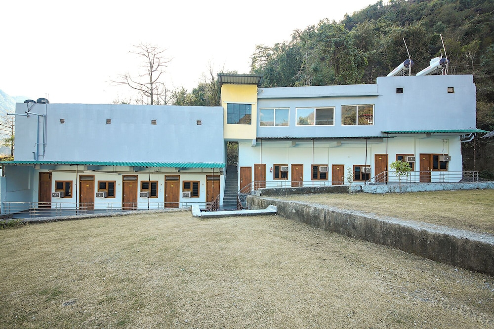 Fabhotel Royal Om River Resort