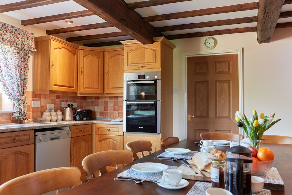 Countryside Retreat With hot Tub, No Deposit