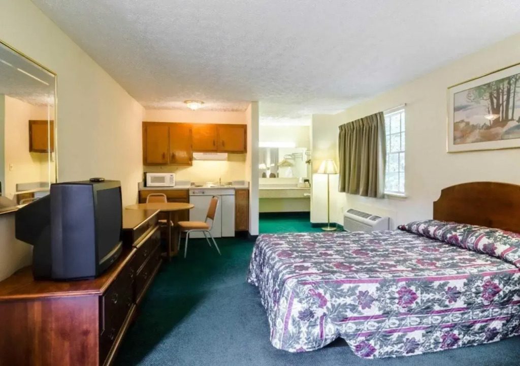 Econo Lodge Colonial