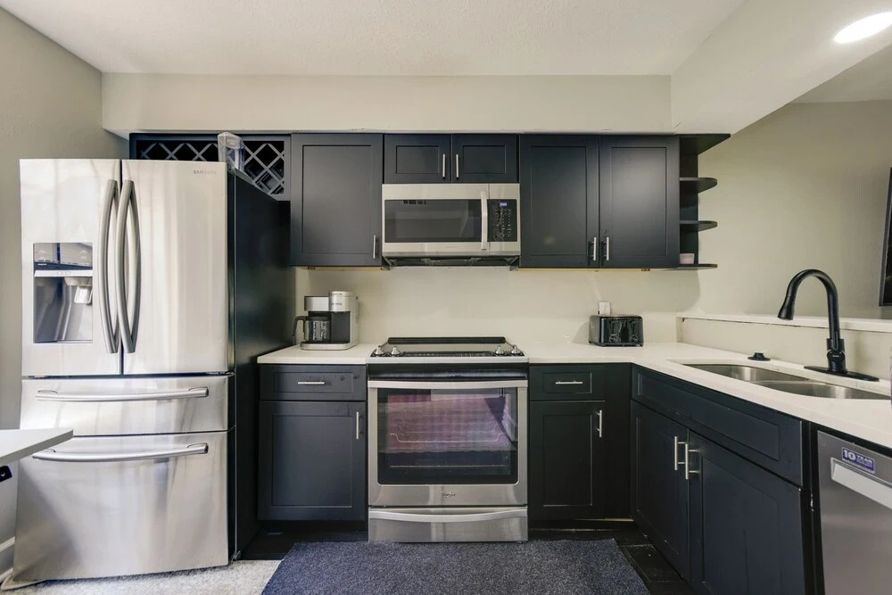 4 Mi to Iah: Suburban Houston Townhome
