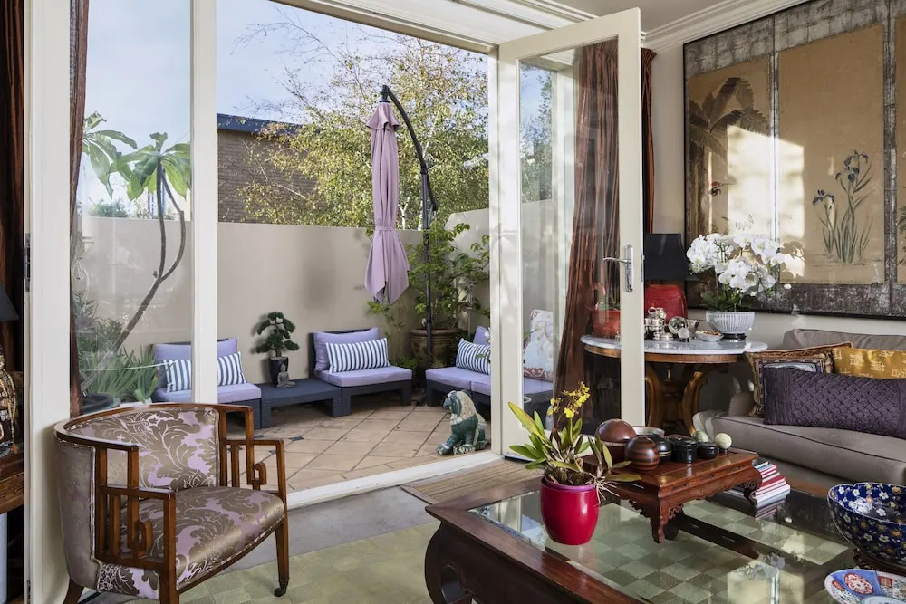 Eclectic 2 Bed & 2 Bath in Armadale with Parking