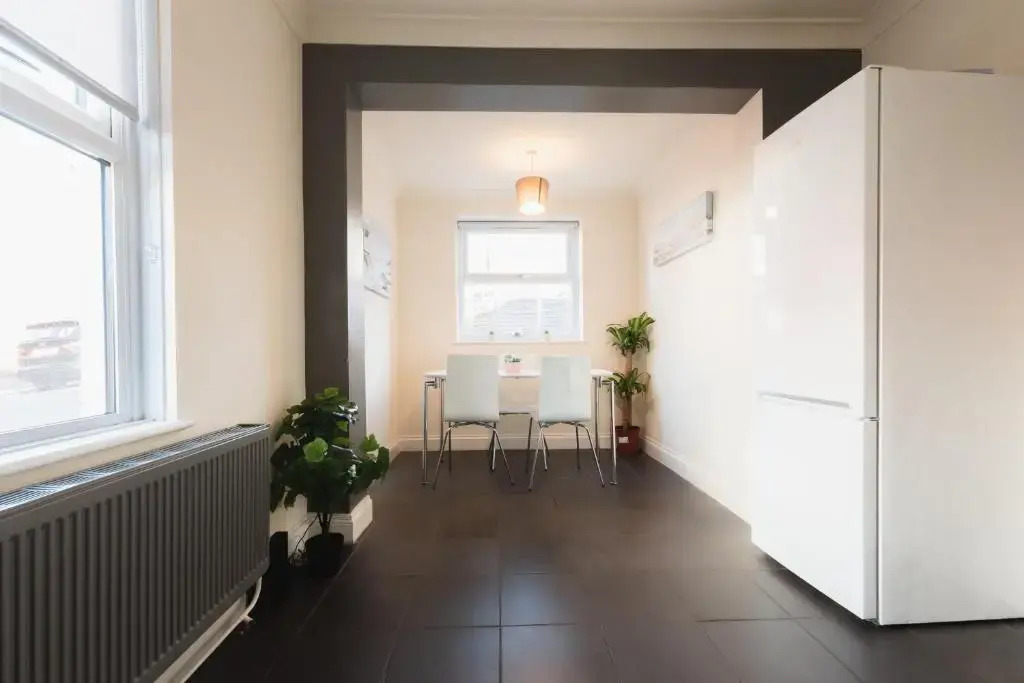 6 bed Residential home with Parking