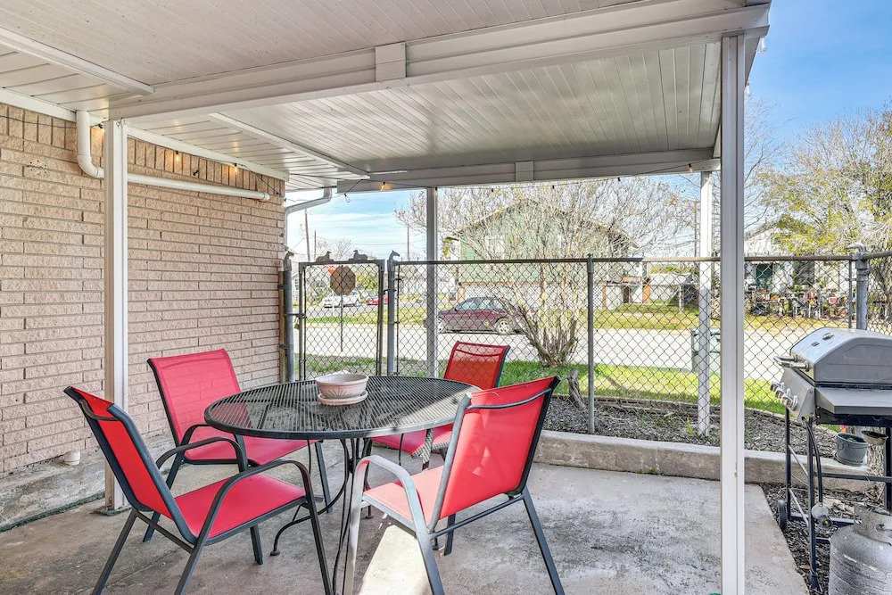 2 Mi to Galveston Beach: Apt w/ Shared Patio